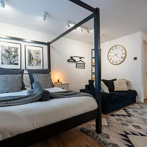 ultra-modern-studio-apartment-in-central.exeterhotels.net/