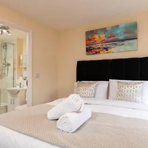 hazeleigh-luxury-4-bed-house-near-airport-nec-jlr-solihull-m42.hotelsin-nottingham.com/