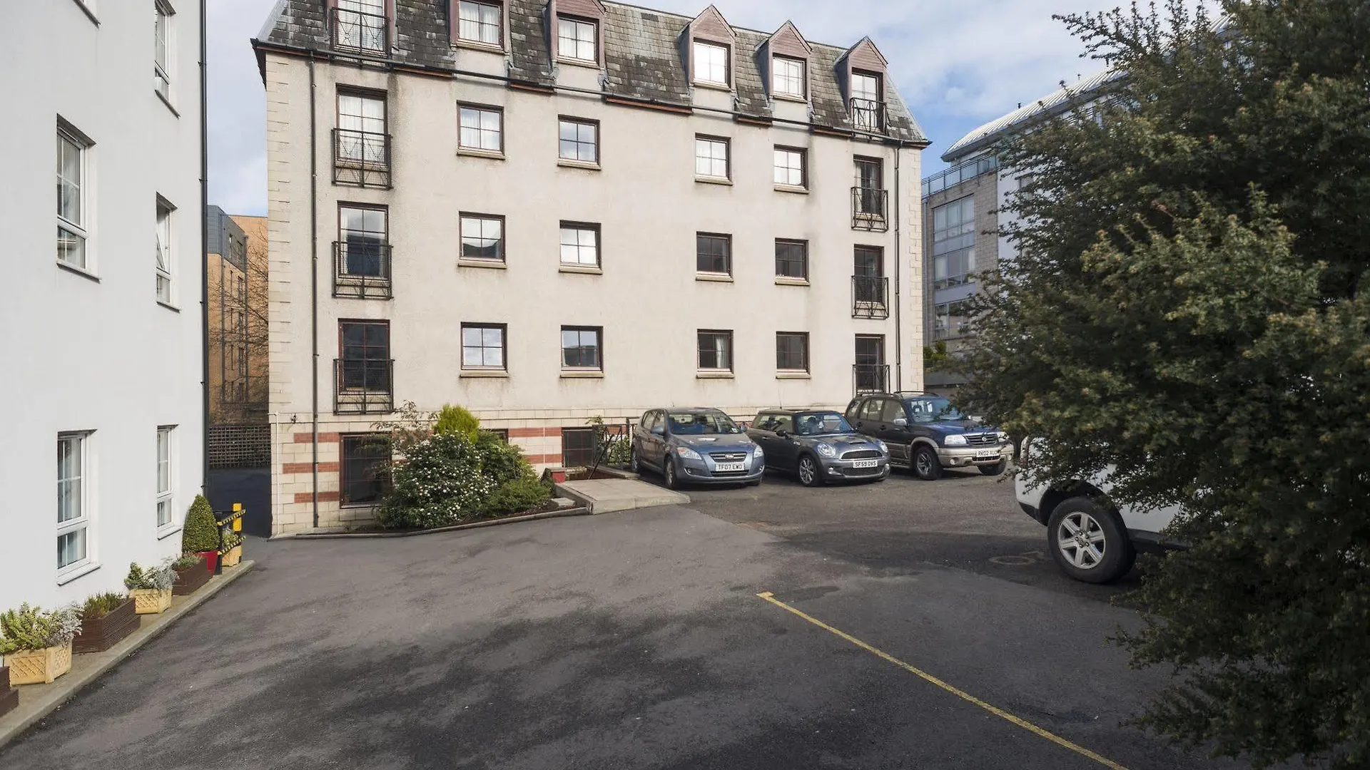 Fountain Court Apartments - Grove EDI